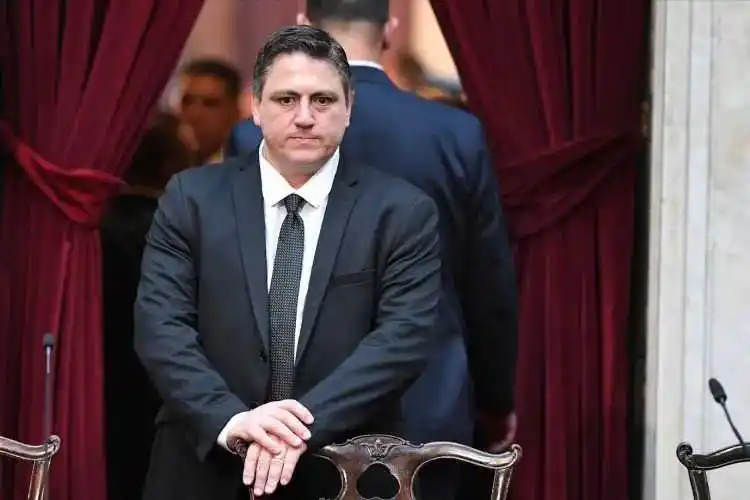 Milei va por Paoltroni y ordenó que lo echen 
del bloque de La Libertad Avanza en el Senado