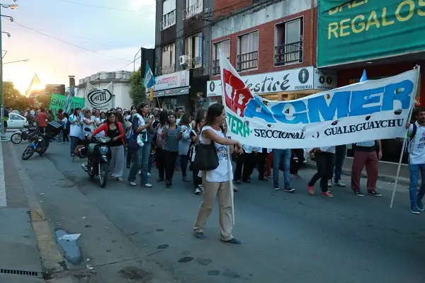 Los docentes de Gualeguaychú paran y marchan por descuentos salariales