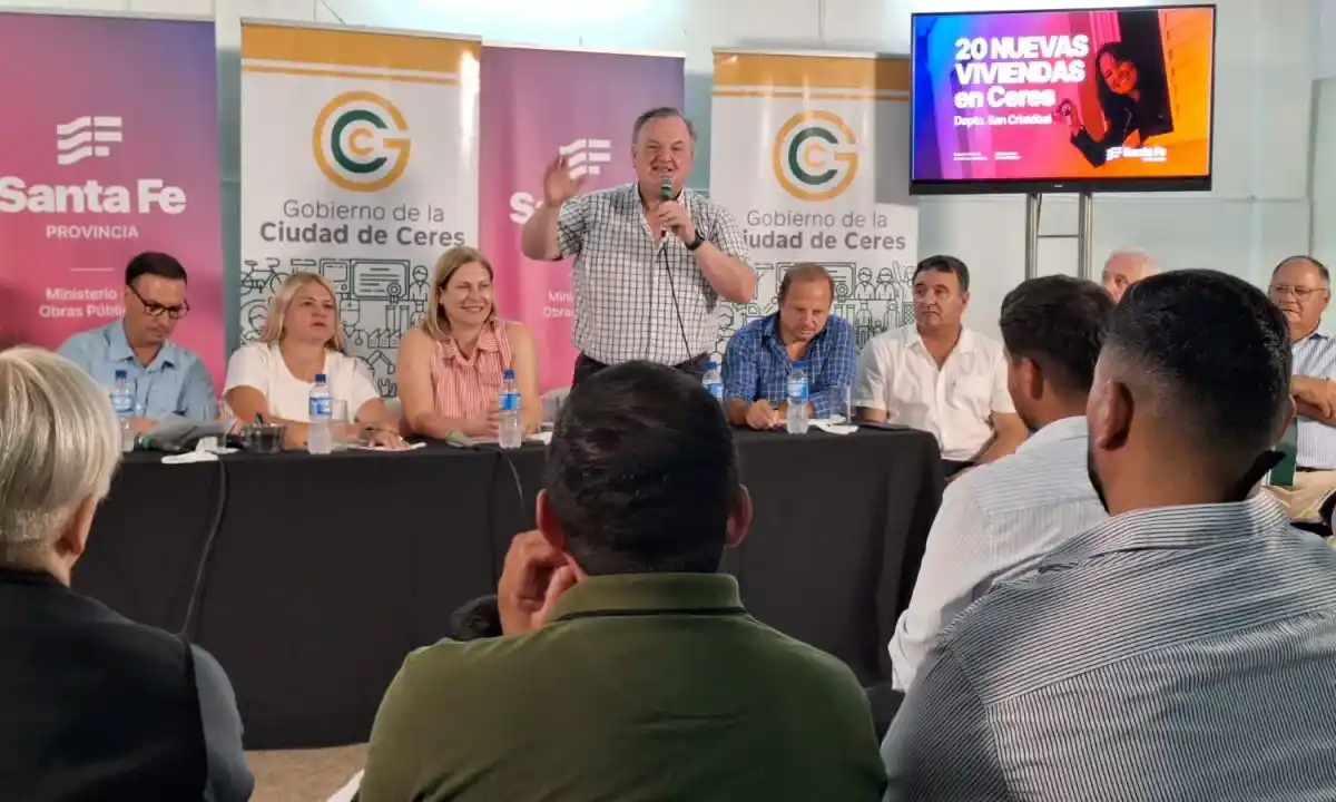 Vicegobernadora Gisela Scaglia, el ministro de Obras Públicas, Lisandro Enrico; el senador por el departamento San Cristóbal, Felipe Michlig; el secretario de Hábitat y Vivienda, Lucas Crivelli y la intendente Alejandra Dupouy