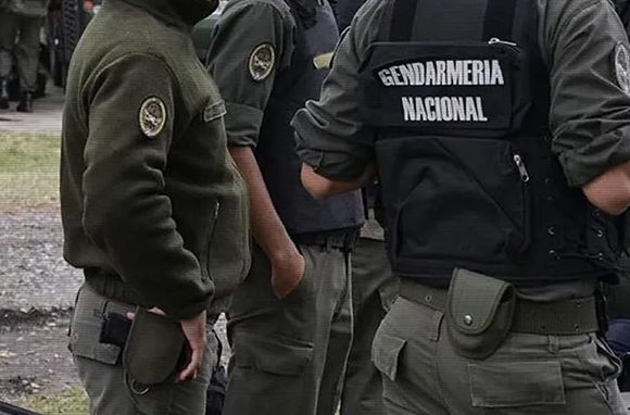 Detuvieron a cuatro gendarmes por robar un millón de pesos durante un control en Rosario