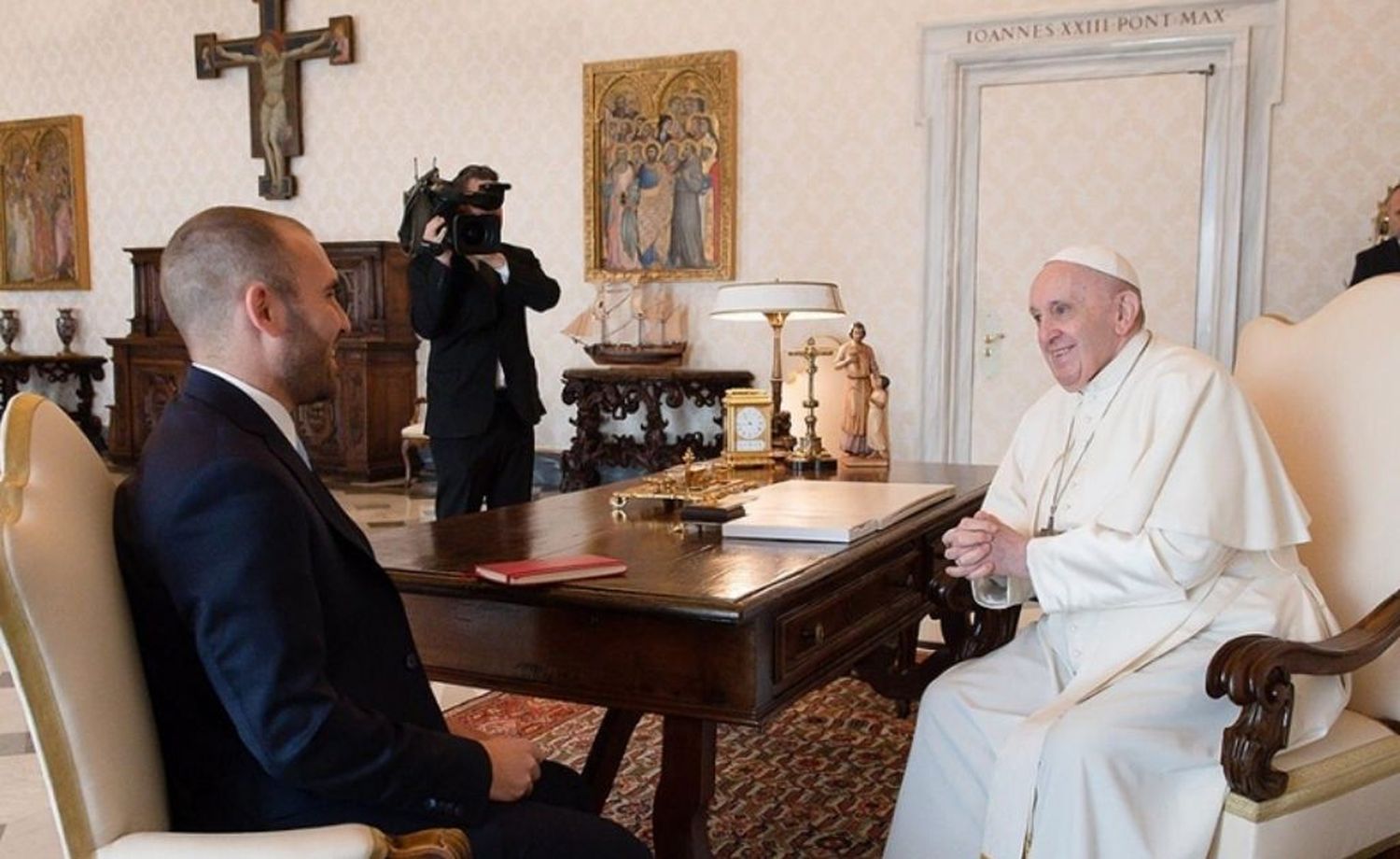 Francisco nombró a Martín Guzmán miembro de la Academia Pontificia de Ciencias Sociales