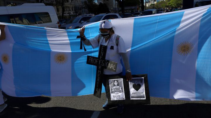 Coronavirus: Argentina quedó muy cerca de la cifra de Estados Unidos en muertos por millón de habitantes