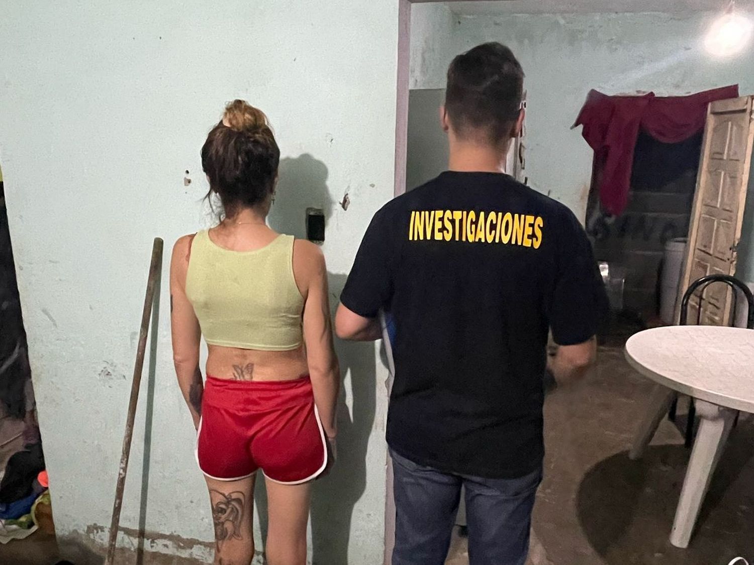 Allanamiento en Paraná: Investigación por abuso de armas y secuestro de drogas