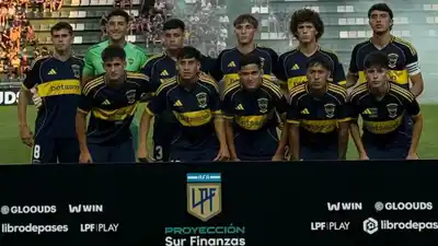 La formación de Boca, con Ruiz en cuarto lugar de la fila inferior.
