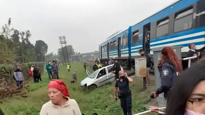 Un auto sufrió un desperfecto sobre las vías y fue embestido por el tren: hay cinco heridos