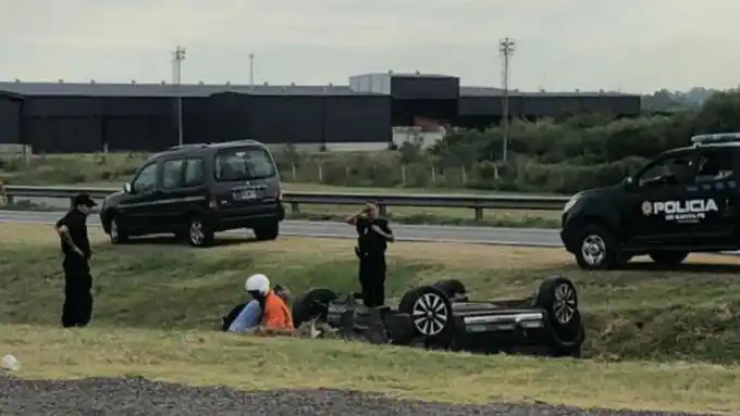 Rosario: trasladaron en helicóptero a una joven que volcó con su auto