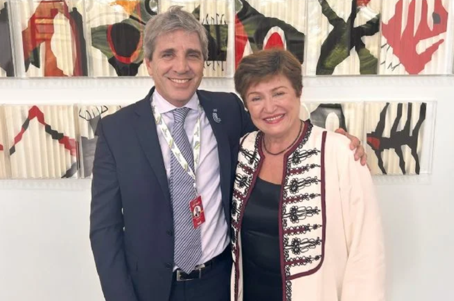 "¿Y el brazo?": polémica por la foto entre Luis Caputo y Kristalina Georgieva