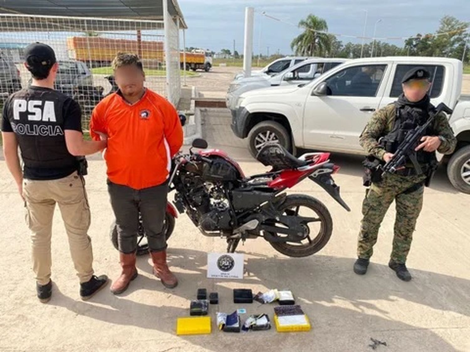 Uno de los detenidos durante los allanamientos de la Policía de Seguridad Aeroportuaria.