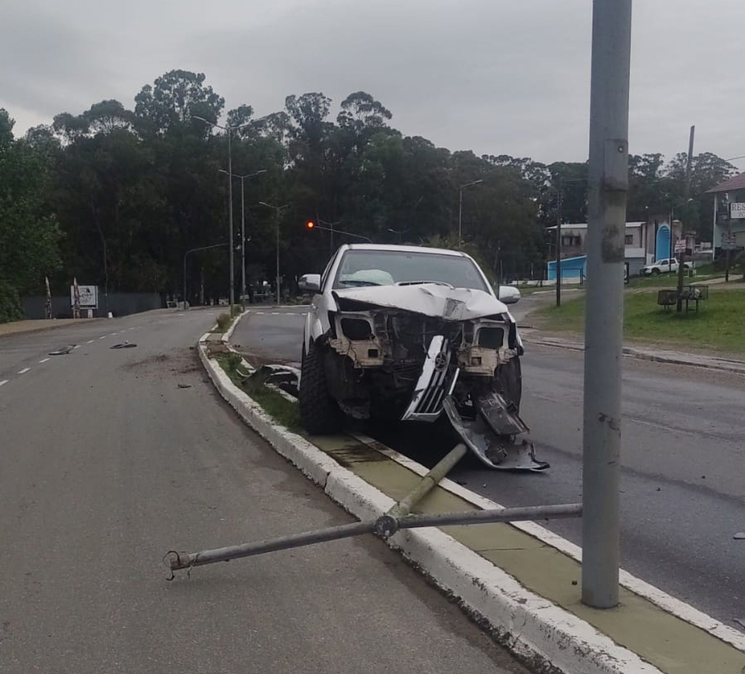 Impactó su Toyota Hilux contra un poste de alumbrado público y lo derrumbó