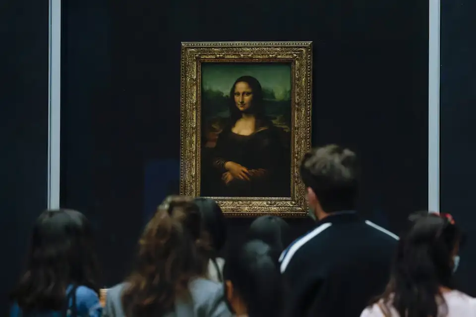 Más de 10 millones de personas visitan anualmente a "La Gioconda" en el Museo del Louvre. EFE/EPA/YOAN VALAT
