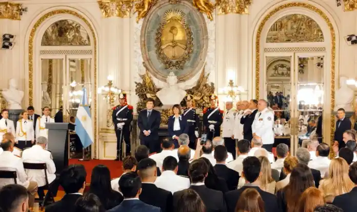 El presidente, Javier Milei, junto a la ministra de SEguridad, Patricia Bullrich, en el Salón Blanco de la Casa Rosada. (Oficina del Presidente)