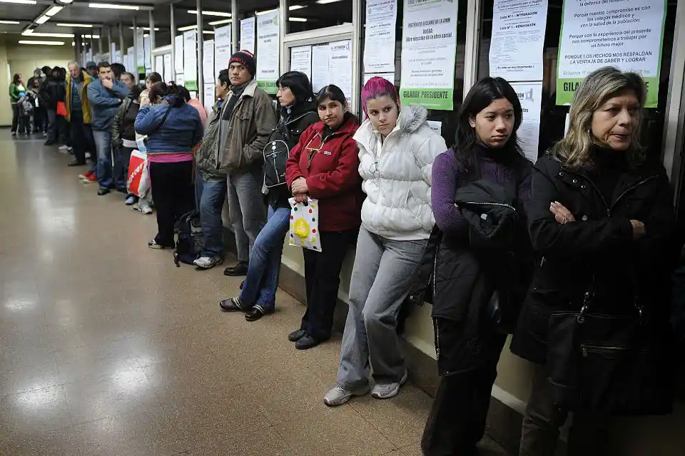 Denuncian a "sacanúmeros" que cobran hasta $100 en hospitales de la Provincia