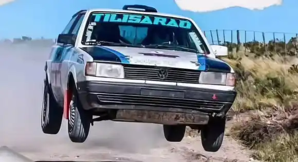 Conmoción: murió un piloto de rally tras chocar y quedar atrapado dentro de un auto en llamas