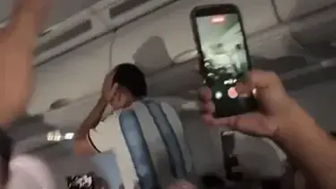 Un piloto español hizo creer a pasajeros argentinos que habían ganado el Mundial y desató la polémica