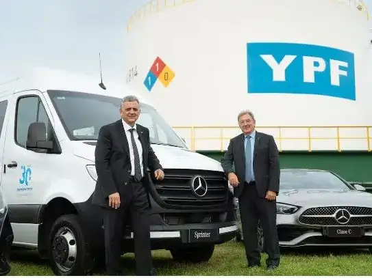 Horacio Marín, presidente y CEO de YPF, y Daniel Herrero, presidente y CEO de Prestige Auto.
