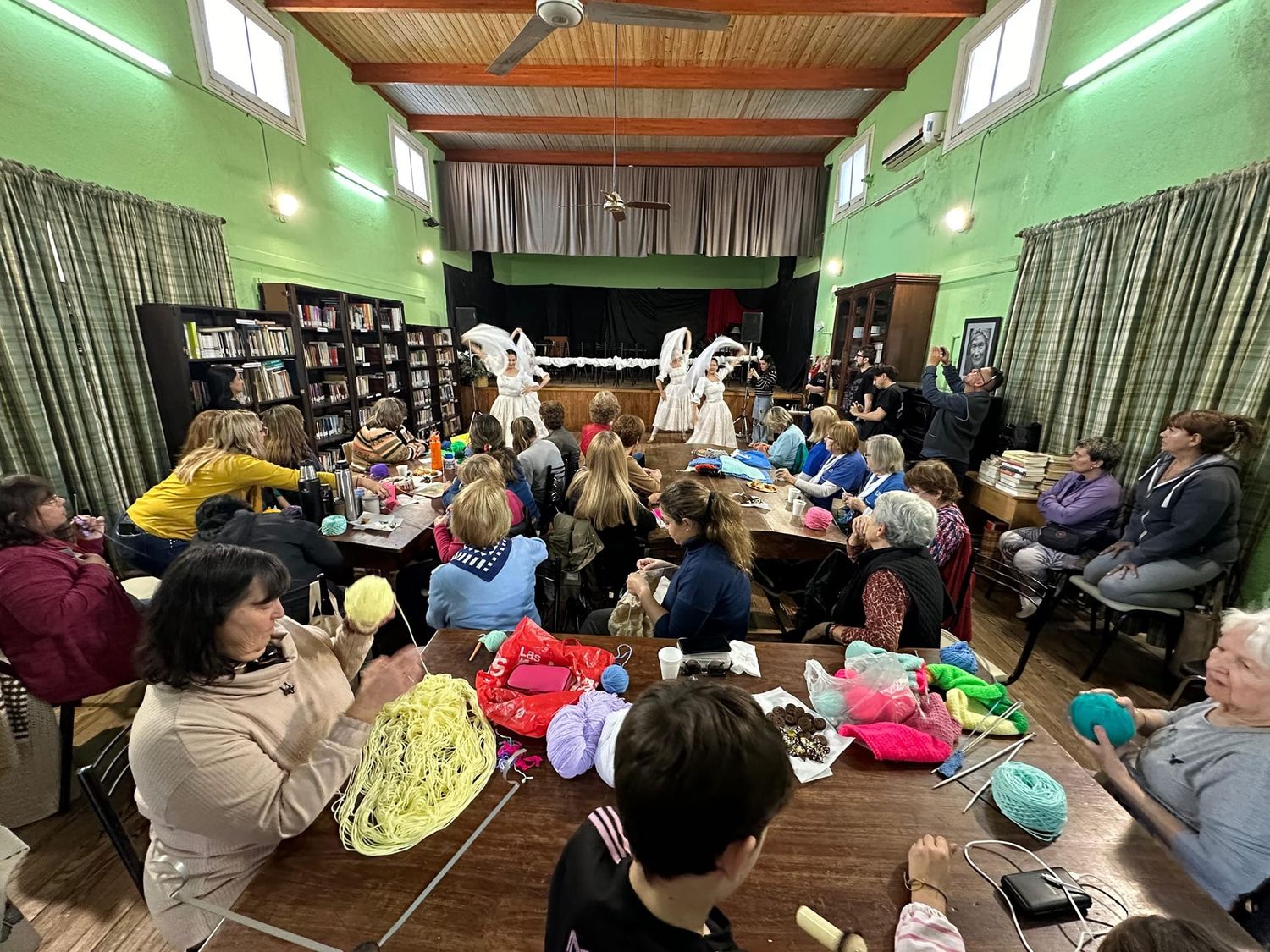 Más de 50 tejedoras se congregaron en un nuevo encuentro en biblioteca Alberdi.