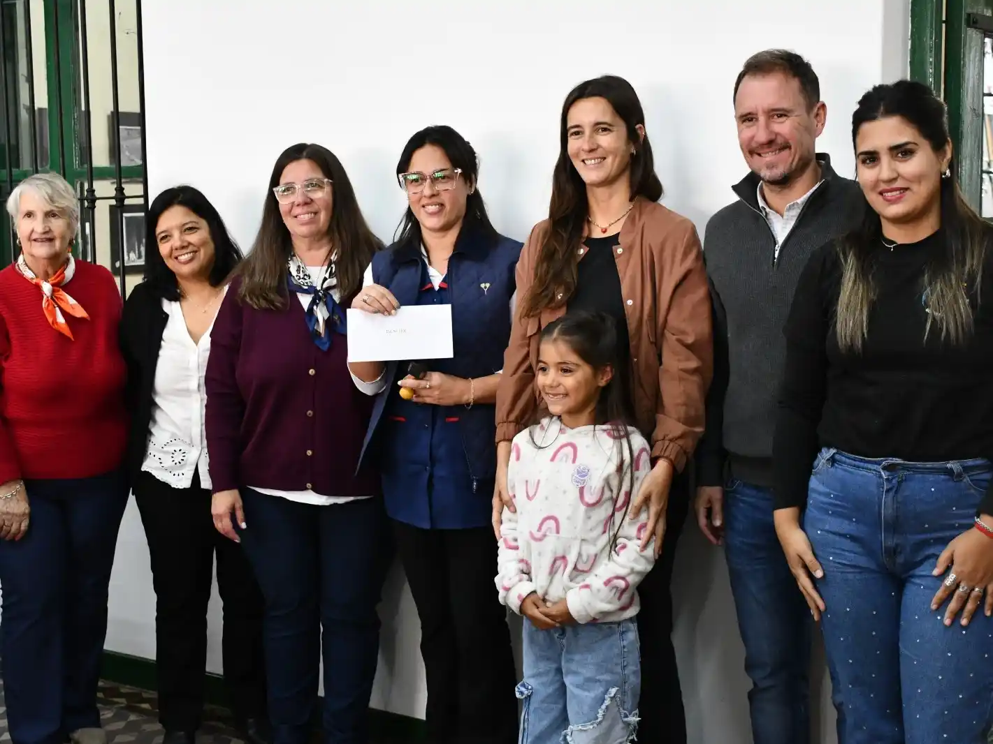 Acto de entrega de aportes a las escuelas locales. Foto: MVT