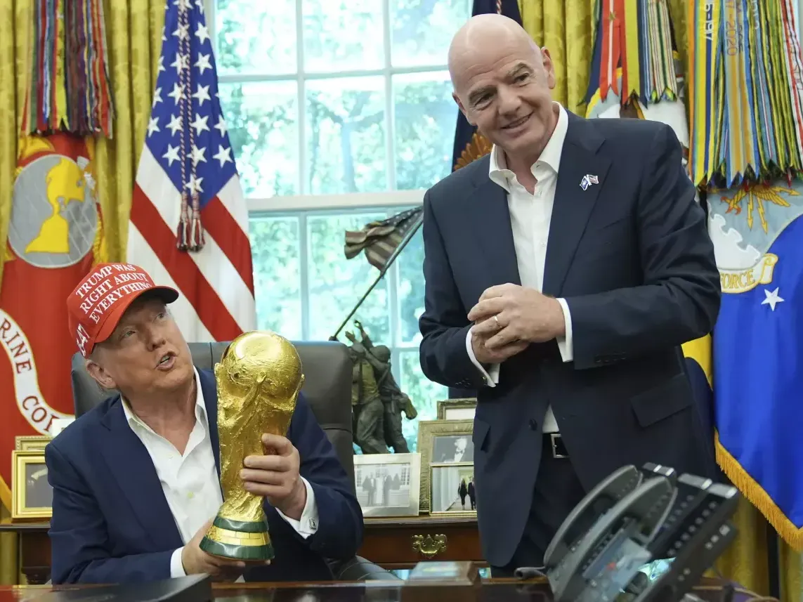 El presidente de los Estados Unidos Donald Trump sostiene el trofeo del campeón de la Copa Mundial de la FIFA en la Oficina Oval junto al presidente de la FIFA Gianni Infantino . Foto: Jacquelyn Martin-AP