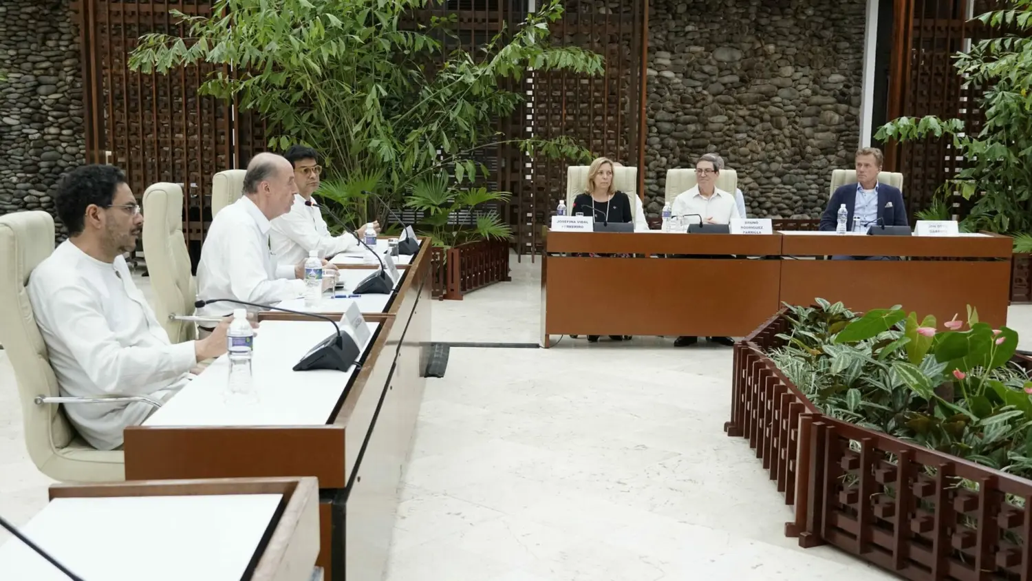 Gobierno colombiano RECONOCE legítima la delegación del ELN que está en Cuba
