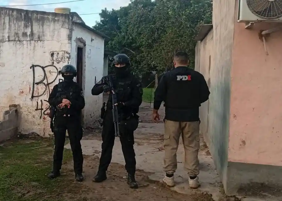 PDI detuvo a dos mujeres y un hombre por microtráfico y tenencia de armas: secuestraron droga, dinero y armas - 1