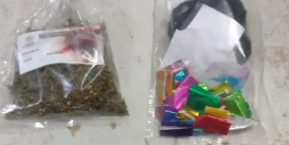 En sobres satinados, intentó ingresar con cocaína en una visita a presos en Las Flores
