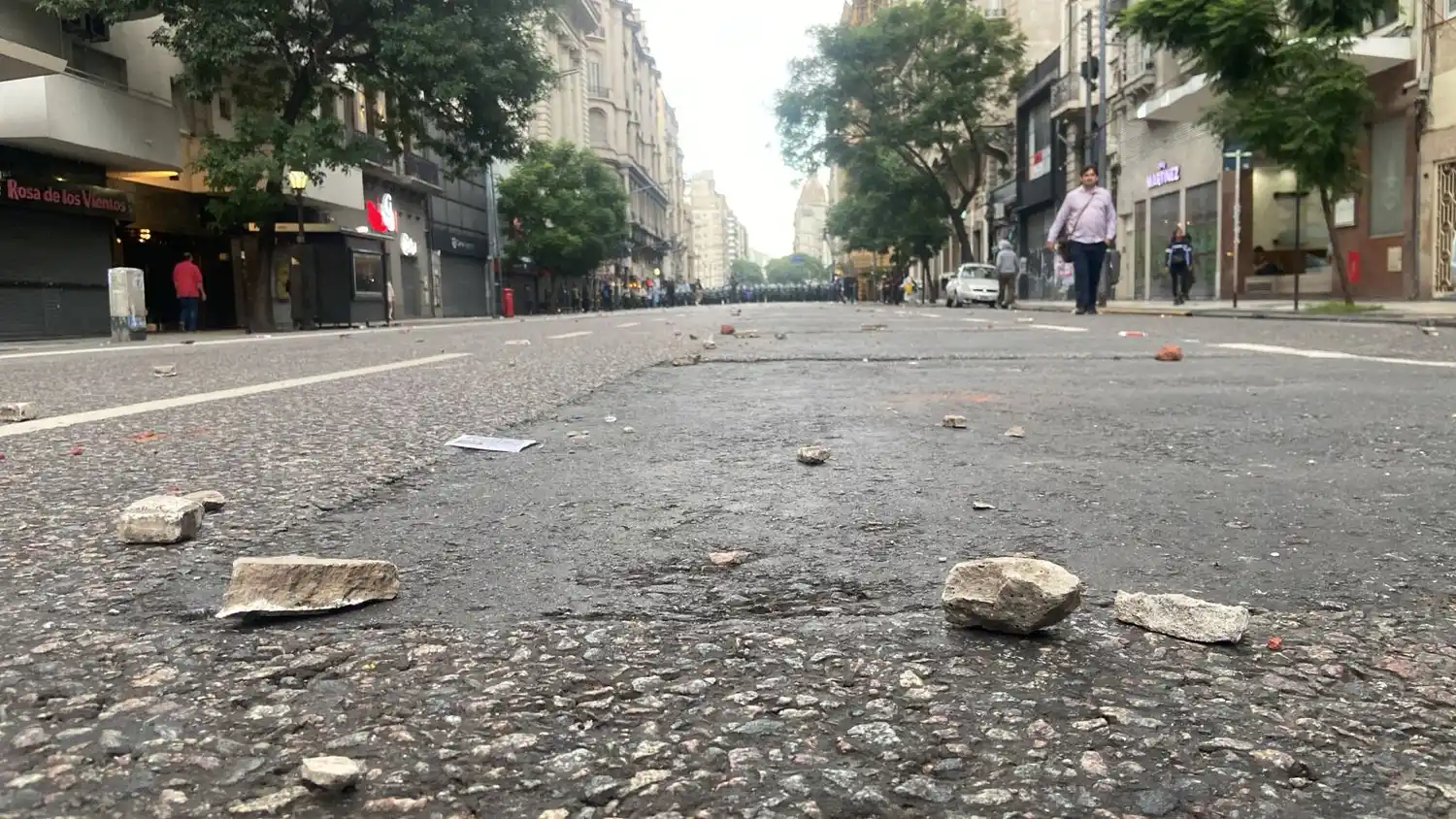 Caos y violencia en la marcha de los barras bravas.