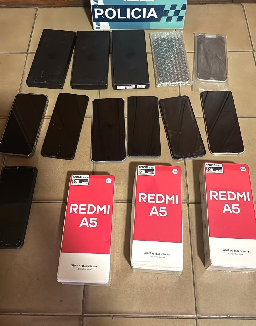 Celulares recuperados tras el operativo policial.