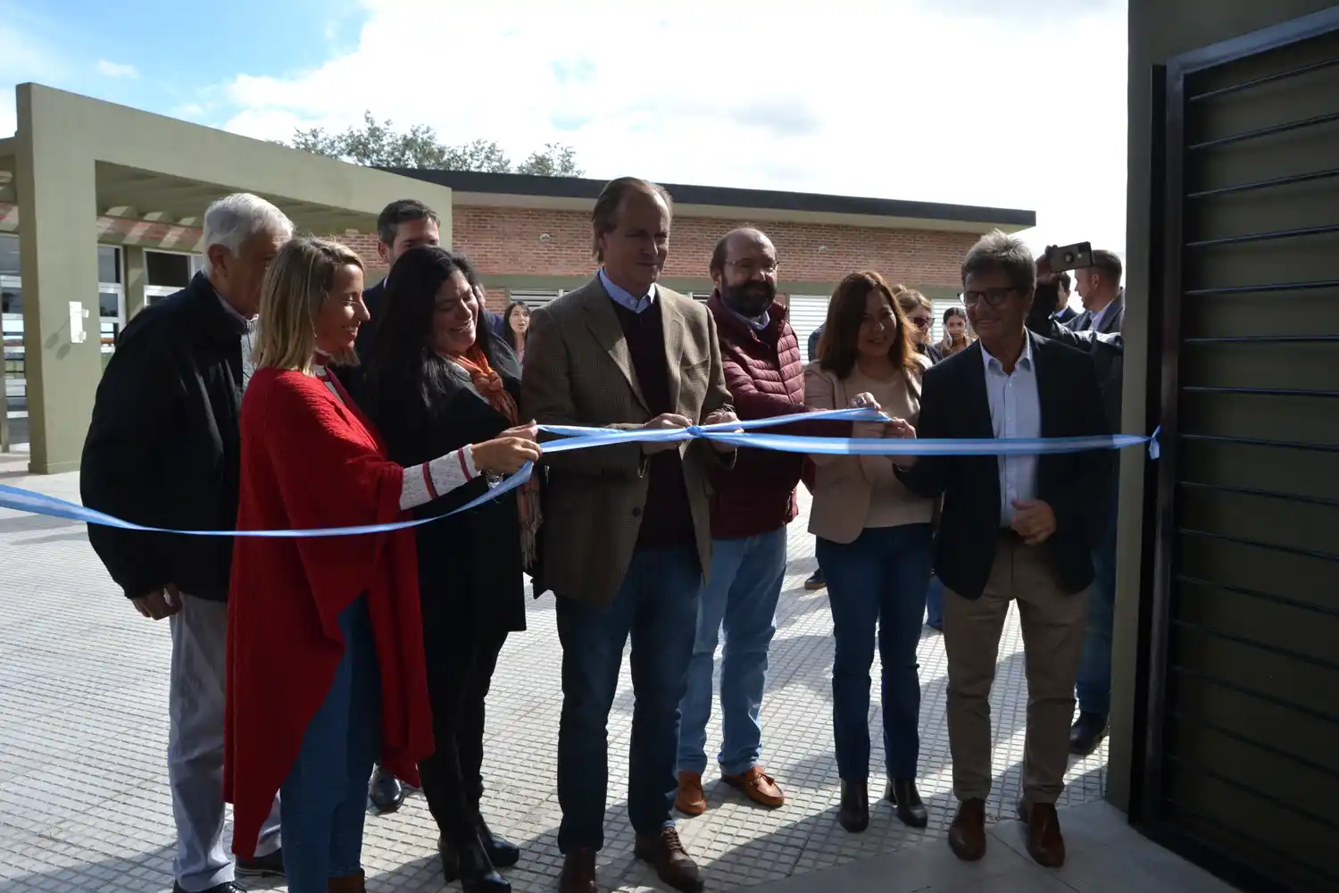 Bordet inauguró viviendas y una escuela en Carbó
