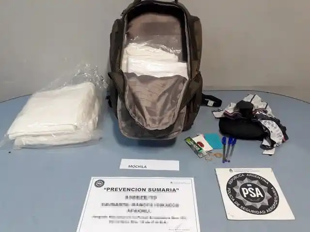 Detenido mientras intentaba traficar cocaína líquida en toallas