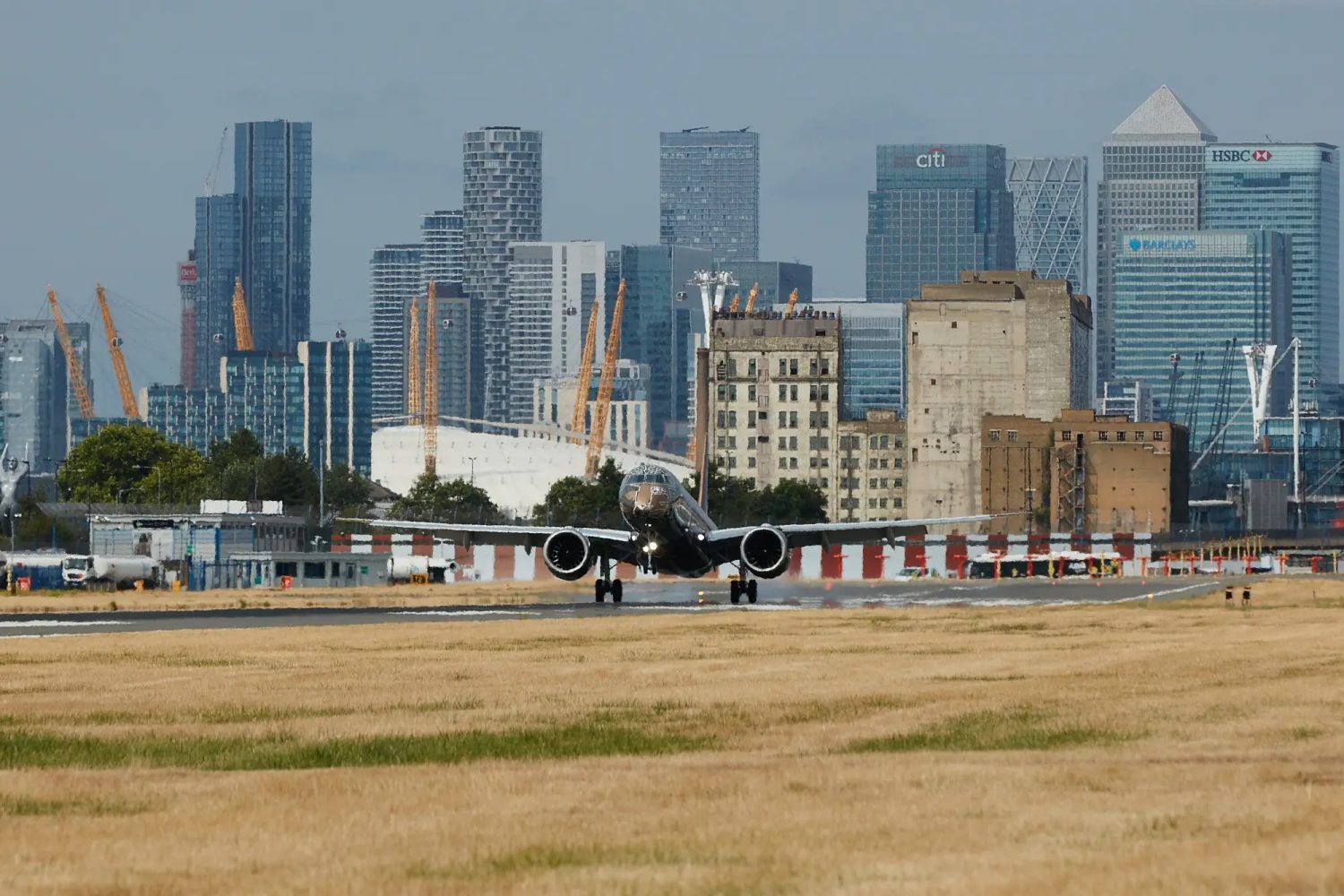 El Embraer E195-E2 obtiene certificación para aproximaciones pronunciadas en el London City Airport