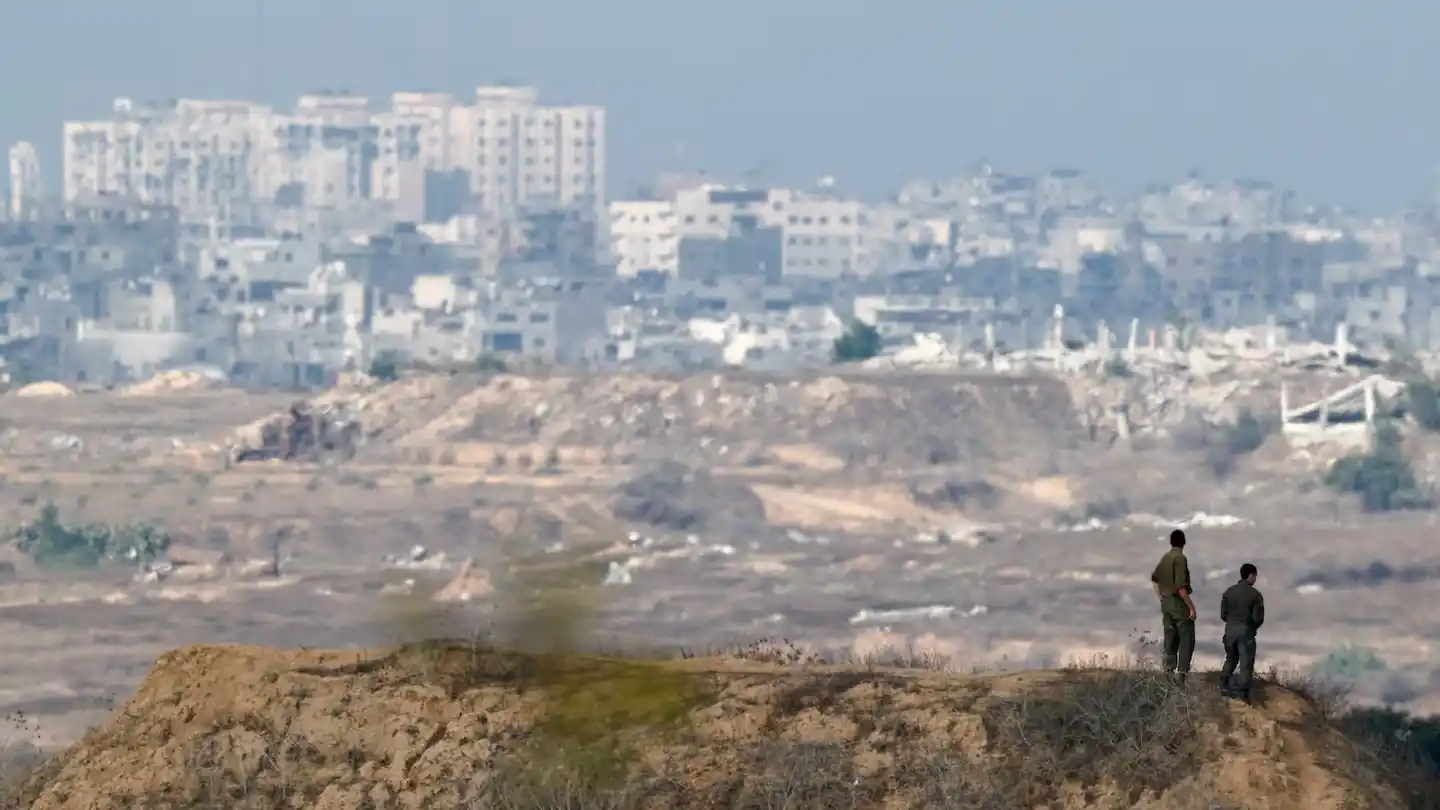Soldados israelíes se encuentran en el lado israelí de la frontera con Gaza. (Foto: REUTERS/Amir Cohen)