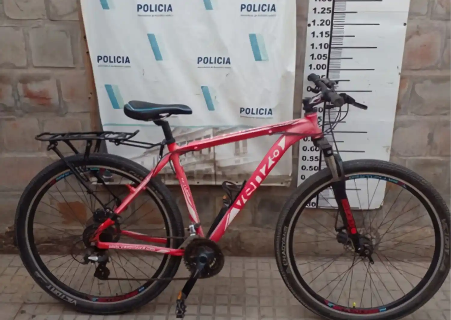 La bicicleta, marca Venzo de color rosa, que el delincuente sustrajo del interior del edificio.