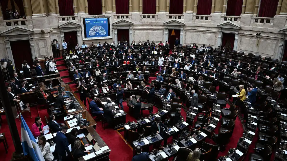 La oposición aprobó la ley que restringe el uso de los DNU