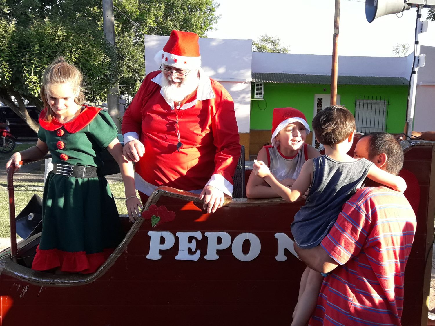 Pepo Noel prepara su trineo para recorrer las calles de Larroque