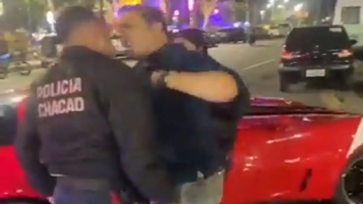 HOMBRE QUE DICE SER «COMANDANTE» y en un Ferrari manotea a policías en Caracas (+VIDEO)