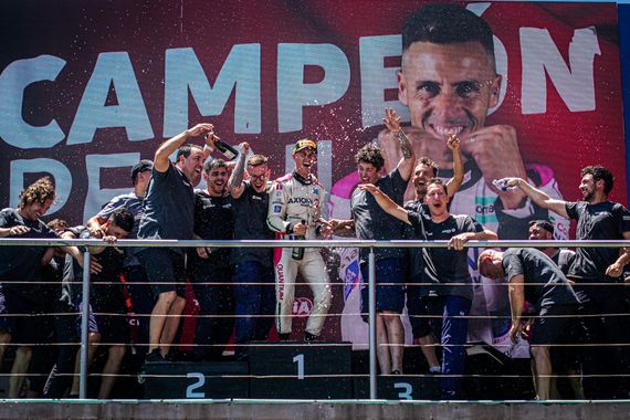 Leonel Pernía ganó y se aseguró el título