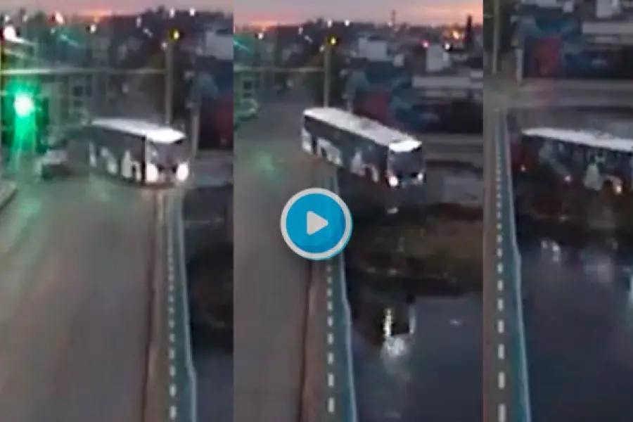 VIDEO | El choque entre un auto y un colectivo que terminó cayendo del puente Maldonado