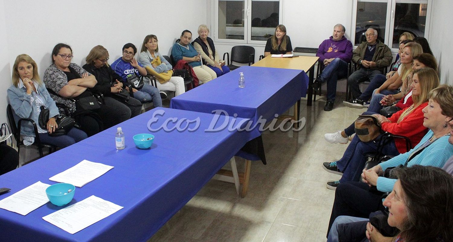 Parte de los profesores. Reunidos para la organización de los talleres que se inician hoy