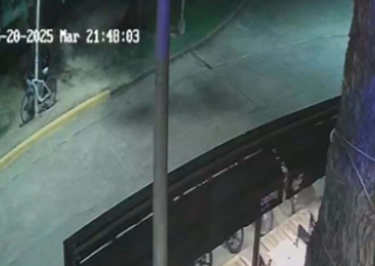 [VIDEO] Delincuentes robaron la bicicleta de un empleado de un local gastronómico