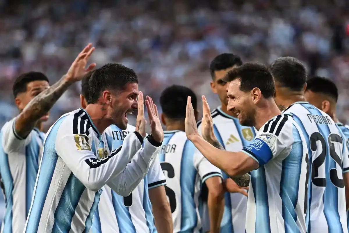 El festejo de Messi y De Paul tras la victoria ante Argelia.