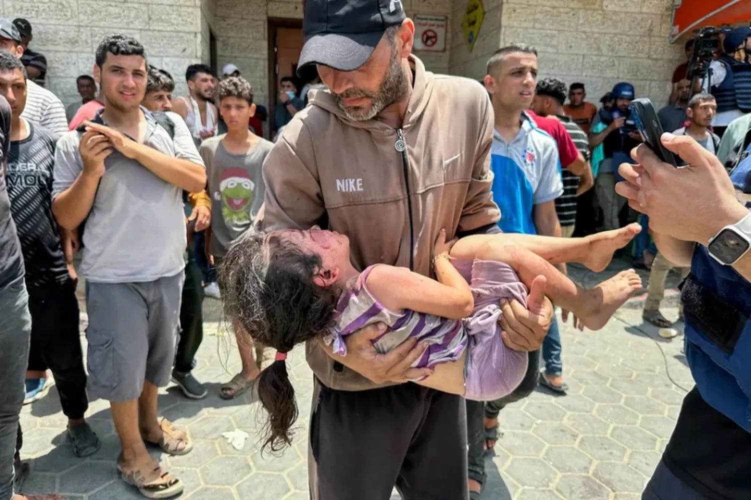 Informan más de 200 palestinos muertos en ataque israelí contra un campamento de refugiados en Gaza