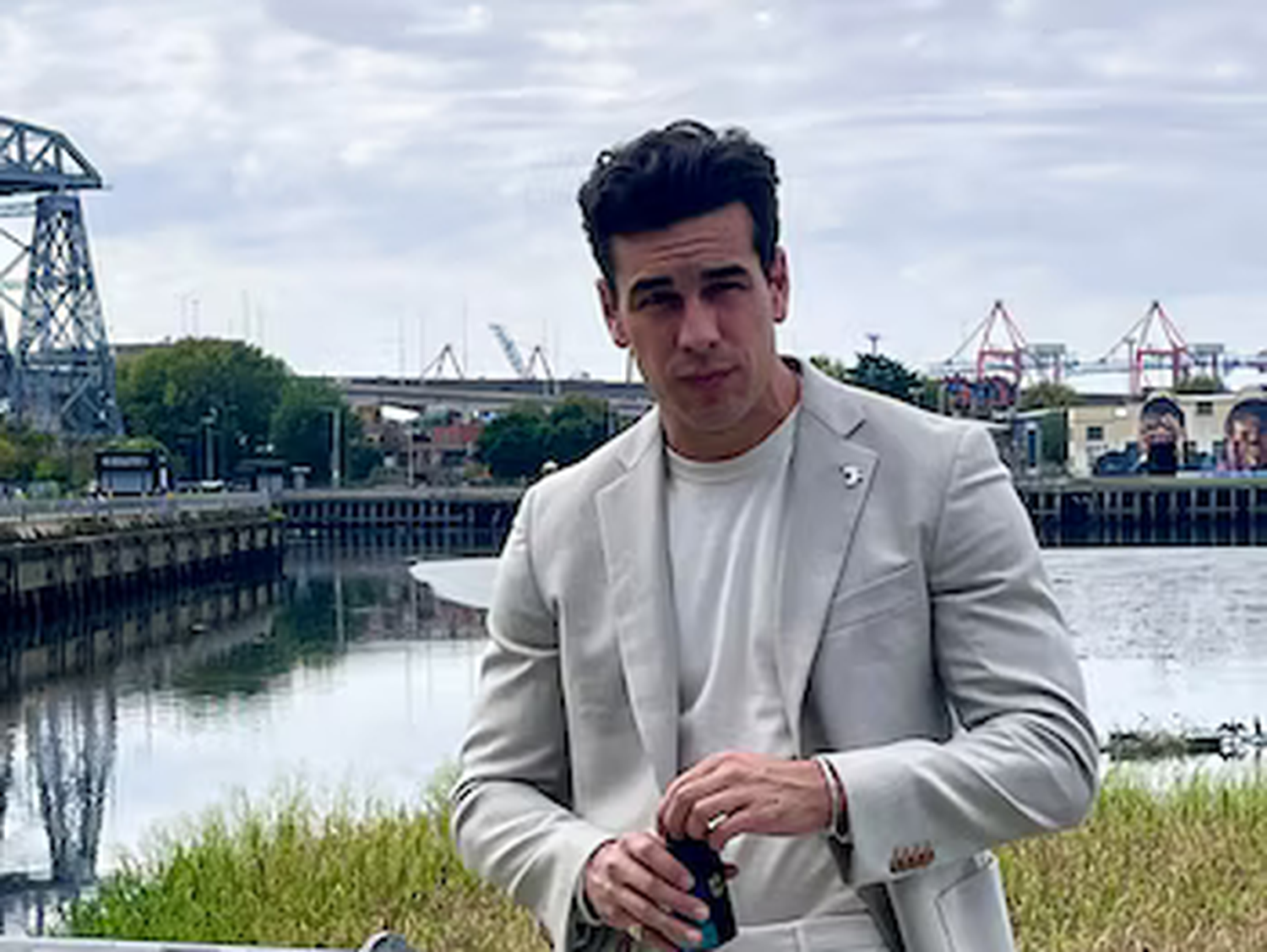 La visita de Mario Casas a Buenos Aires causó furor en redes sociales