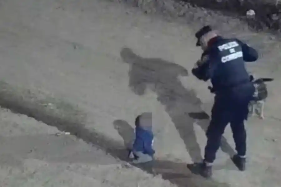 VIDEO | La Policía encontró a un bebé gateando solo por la calle a las 4 de la mañana