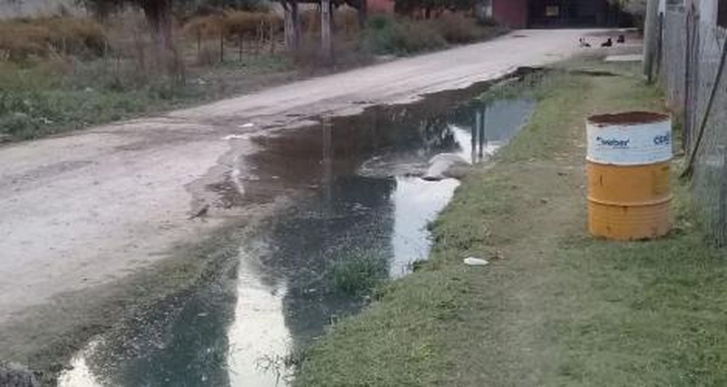 Queja por fábrica que “tira el agua a la calle”