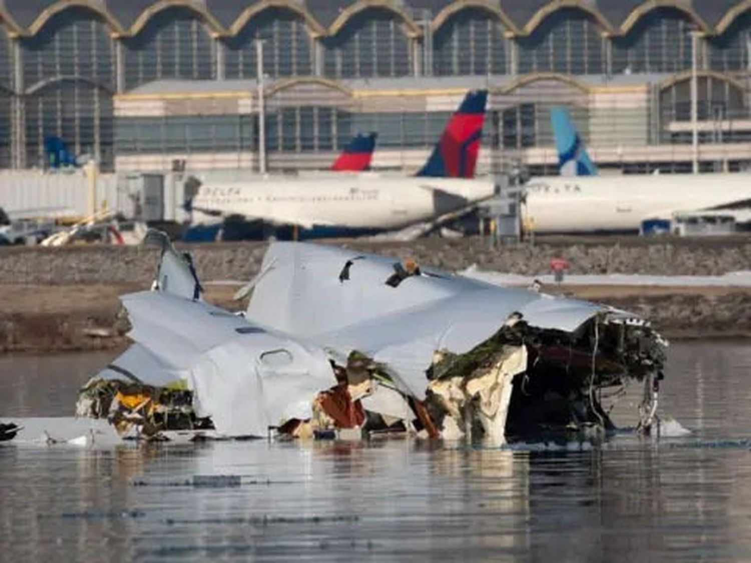 Recuperan cajas negras del avión accidentado en Washington