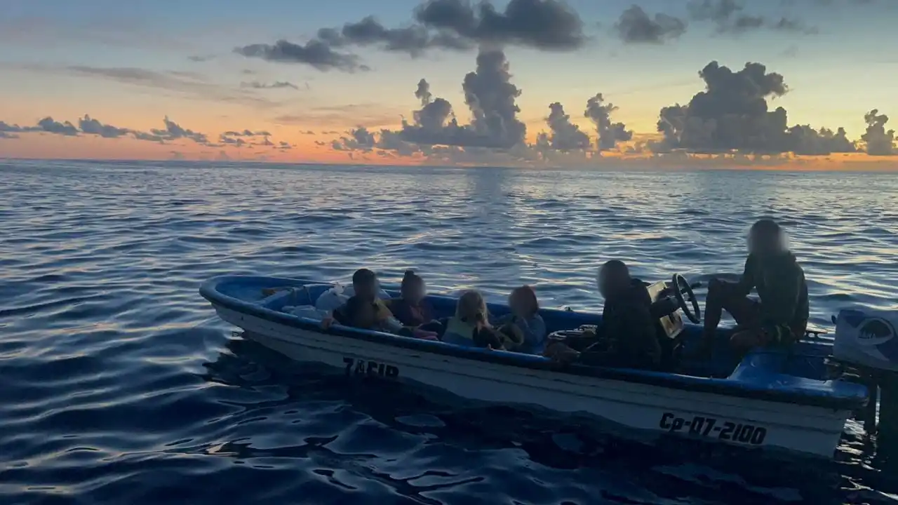 Armada de Colombia RESCATA A 6 MIGRANTES VENEZOLANOS en aguas de San Andrés (Videos)