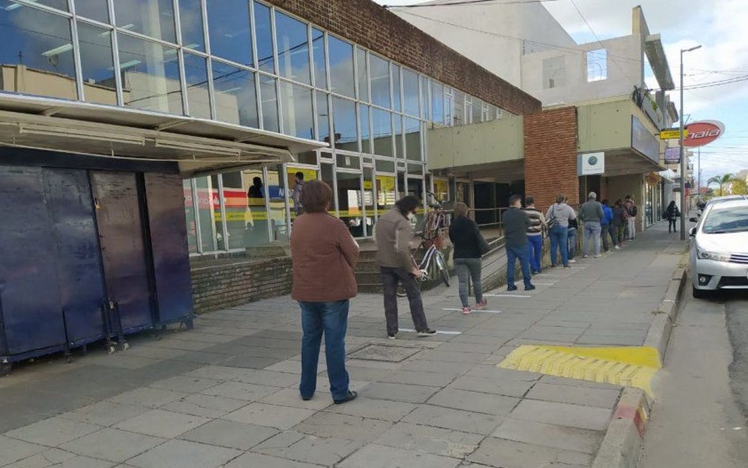 Cuándo y dónde cobrar los 10 mil pesos del Ingreso Familiar de Emergencia