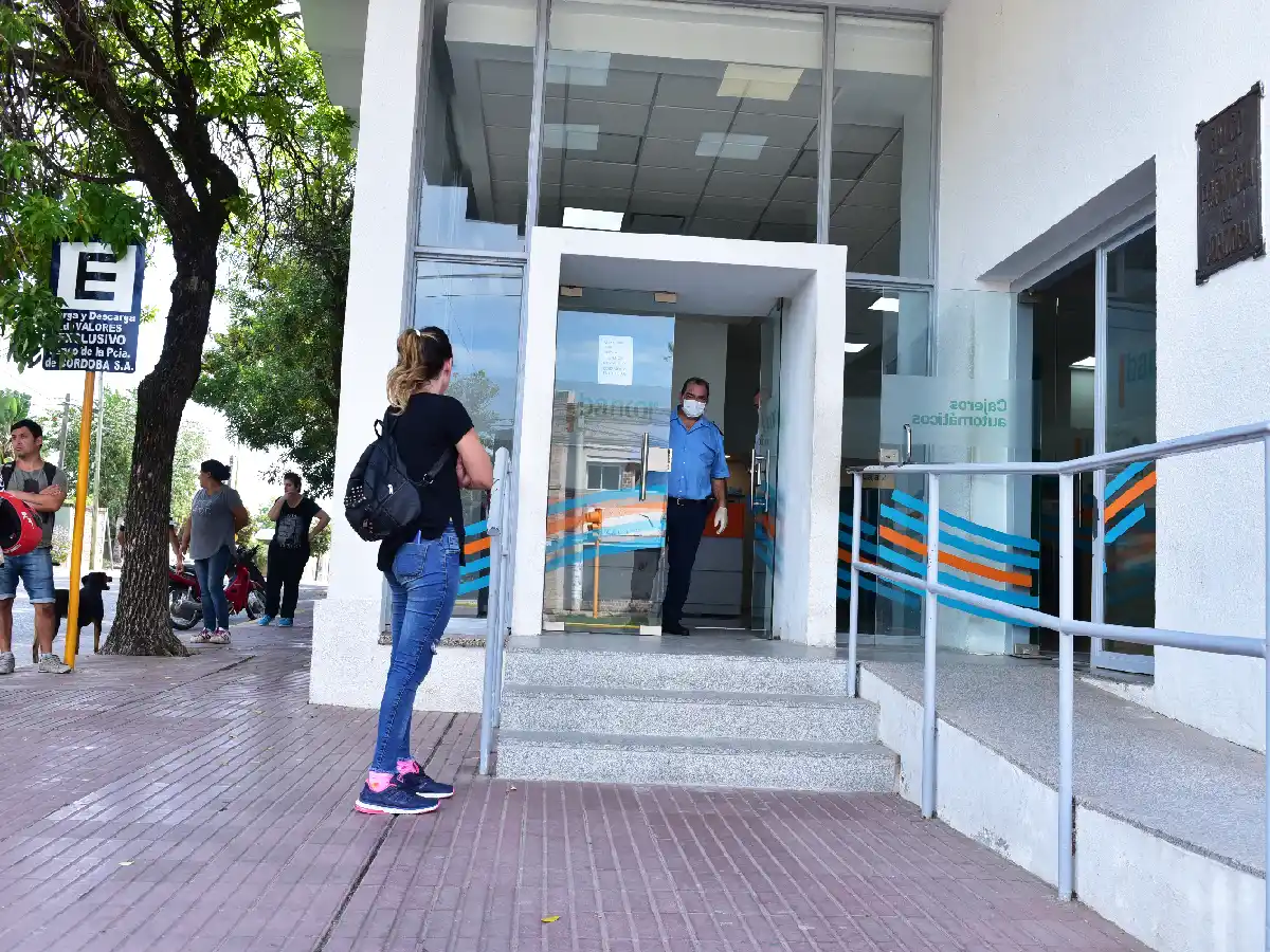 Los bancos abren hoy sus puertas para jubilados que no cobraron en marzo, con DNI en 4 y 5