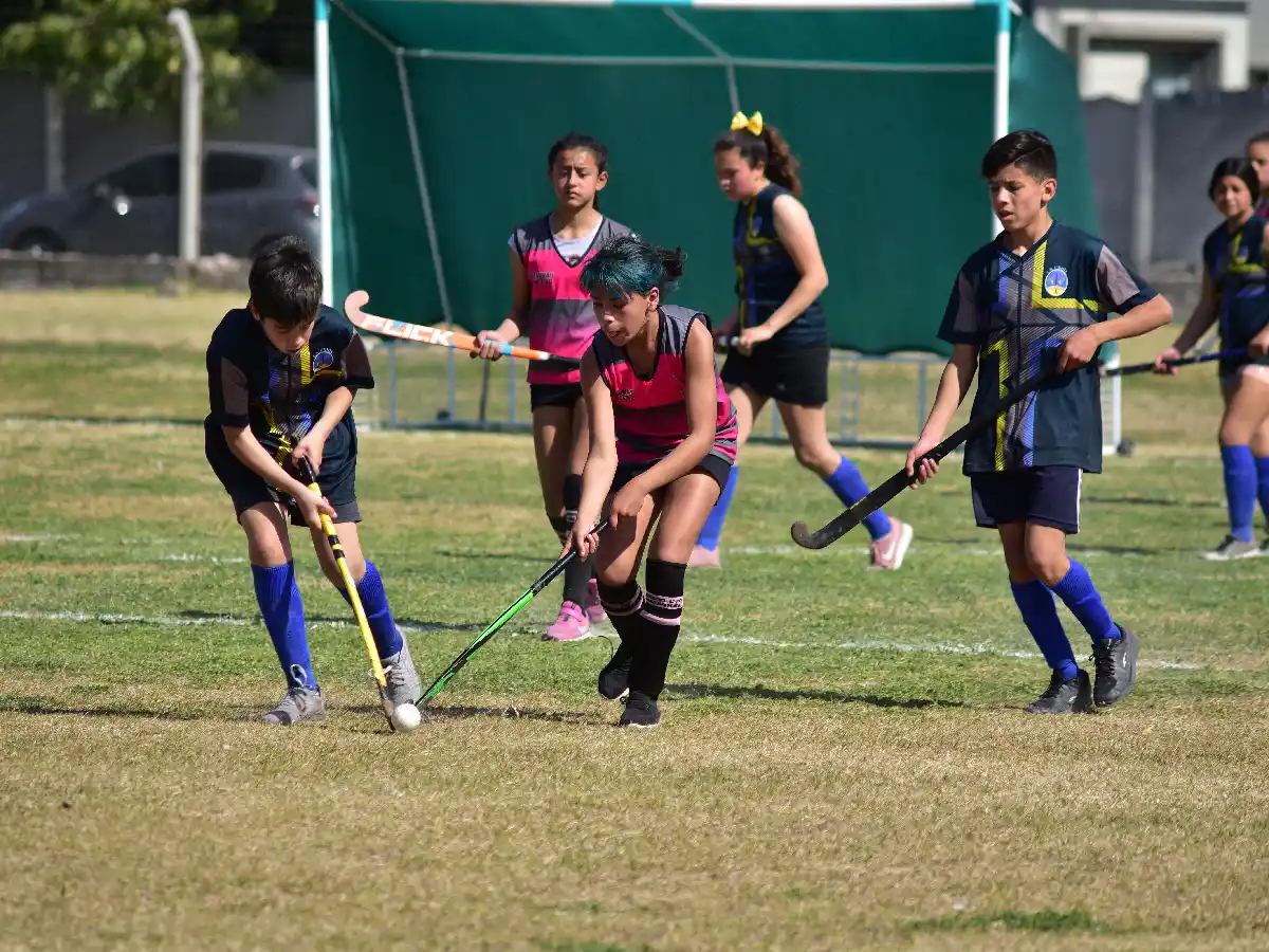 Acción en el torneo local de hockey