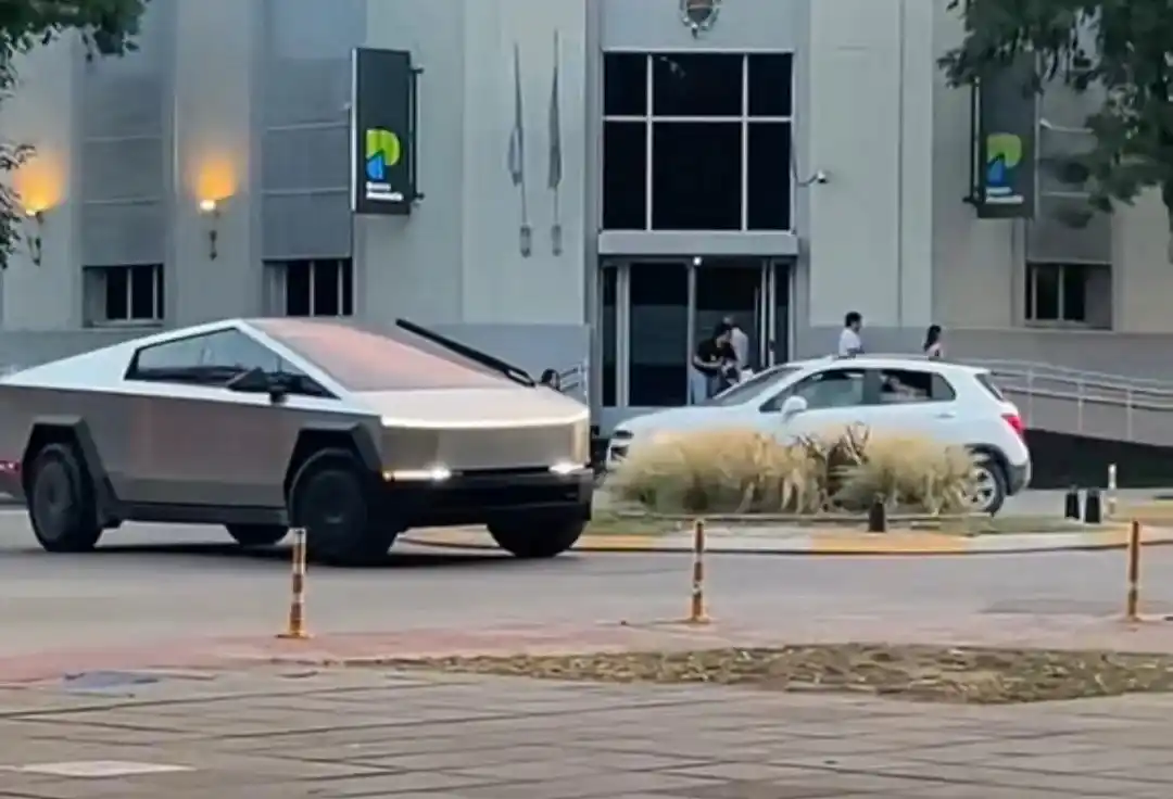 El Tesla circuló por las calles de Las Flores.